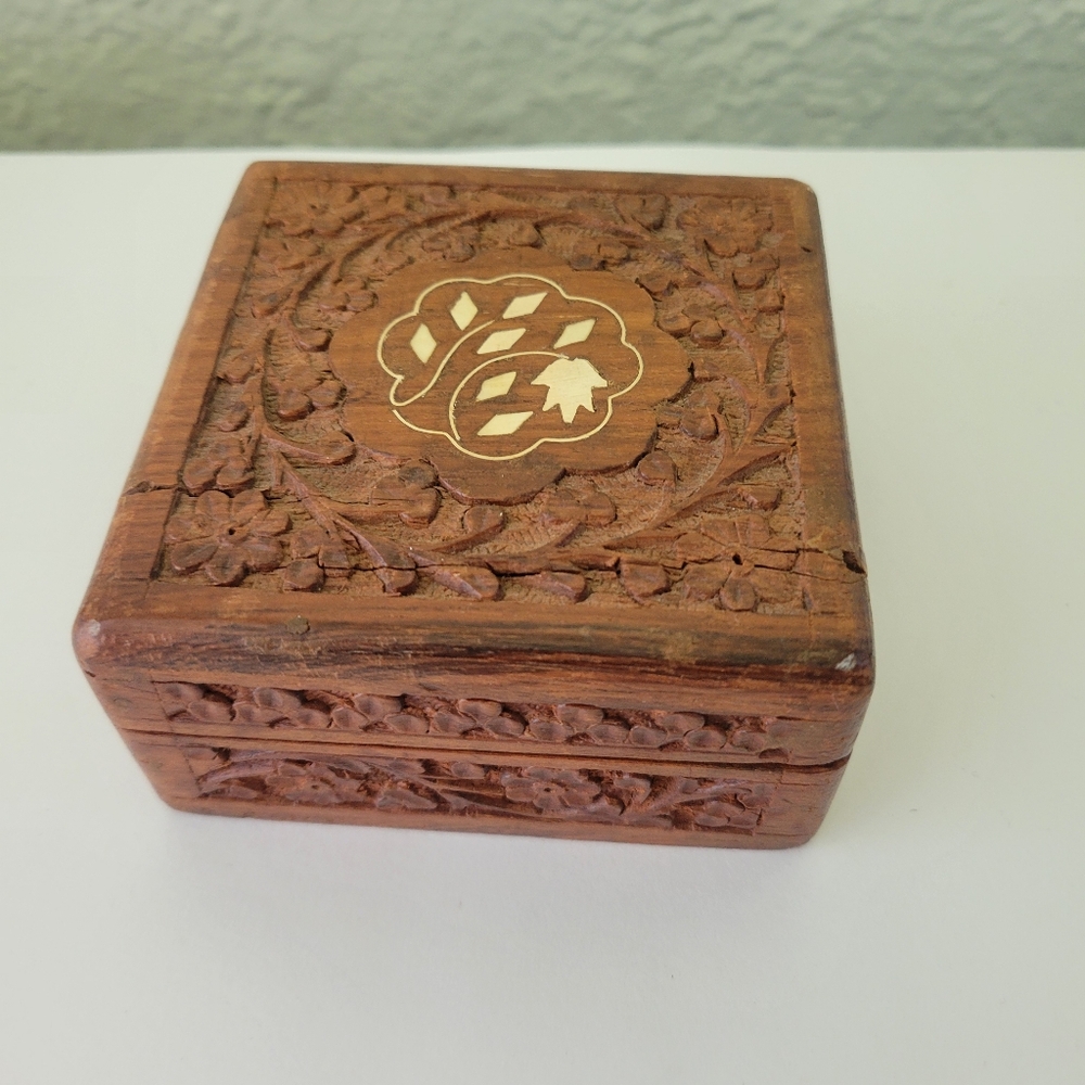 Vintage Hand Carved Floral Inlay Lined Wooden Jewelry Trinket Storage Box 3.75".